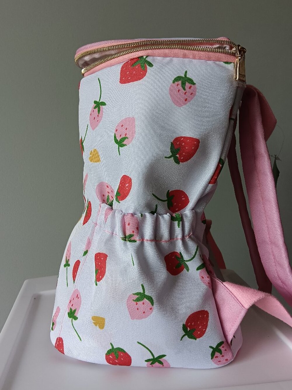 Kate Spade Cooler Backpack Strawberries White Pink Green Straps Insulated NEW - Picture 2 of 13